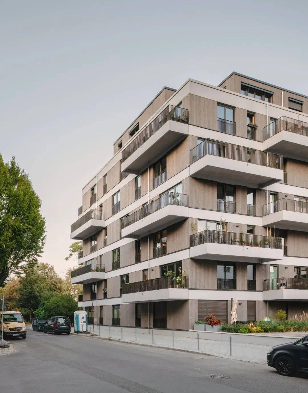 现代风格住宅交错排列的阳台清水混凝土外立面