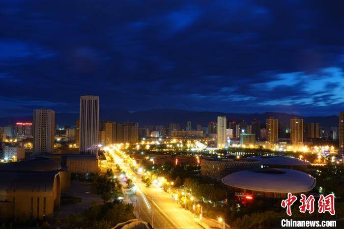 雨后初霁 新疆库尔勒市彩云映照城市如梦如幻