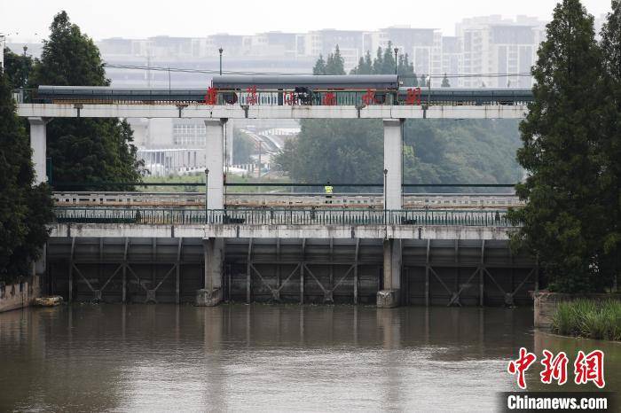 上海部分水閘已開閘為流域洩洪 同時加強江海堤防巡查