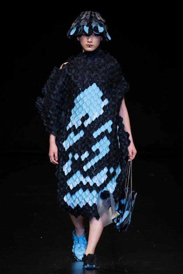 曾挖掘山本耀司的时装创意大赛他竟用3000个钉子取代针线缝制衣服还钉