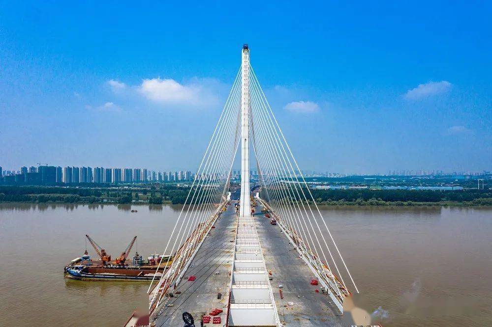 浦仪公路西段夹江大桥为双塔双索面钢箱斜拉桥,采用独柱索塔分离式桥