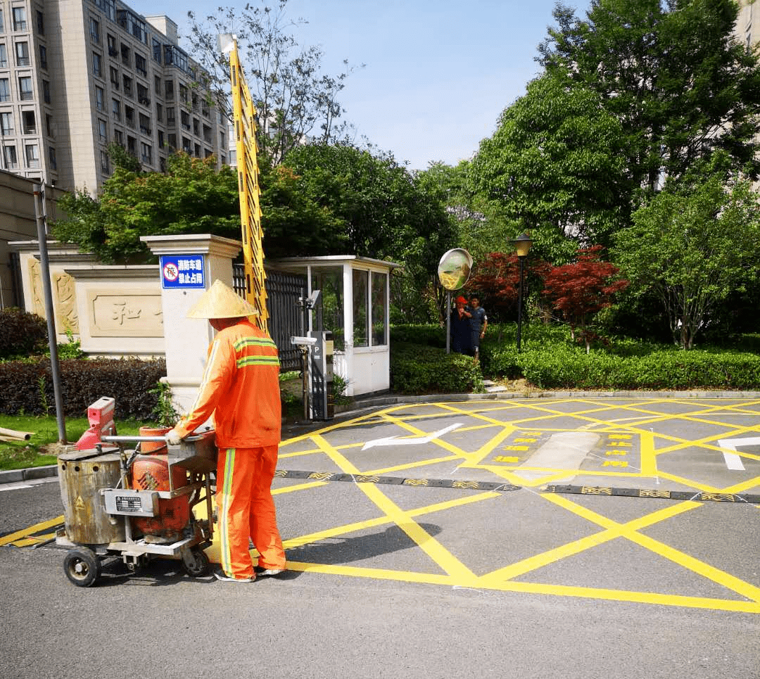 等住宅小区纷纷开始在消防车通道出入口和路面及两侧划设醒目标志标线