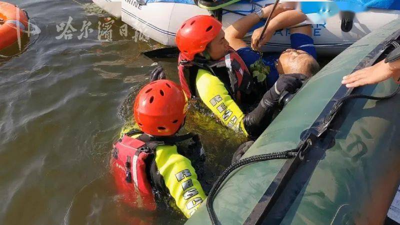 顺江漂的皮艇边扒个人!水域冰上救援大队火速赶到