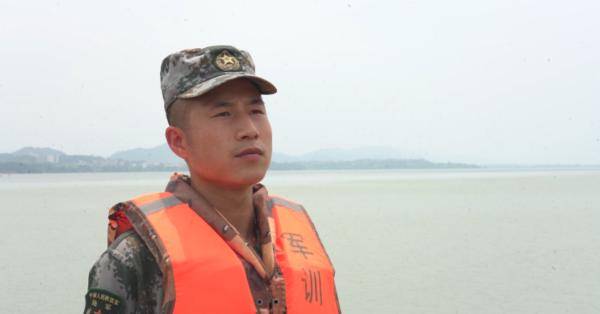 第72集团军某合成旅千余名官兵奔赴江西九江13日下午5时陆军第72集团