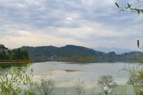(新化县琅塘镇龙湾休闲旅游胜地)大自然在晚坪村作了一幅画,一湖碧水