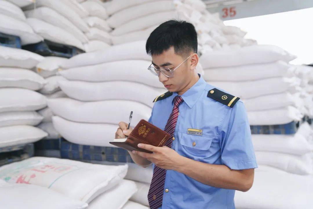 工作2年多来,廖忠经历了货运员,计划员,货运调度员等多个岗位的历练