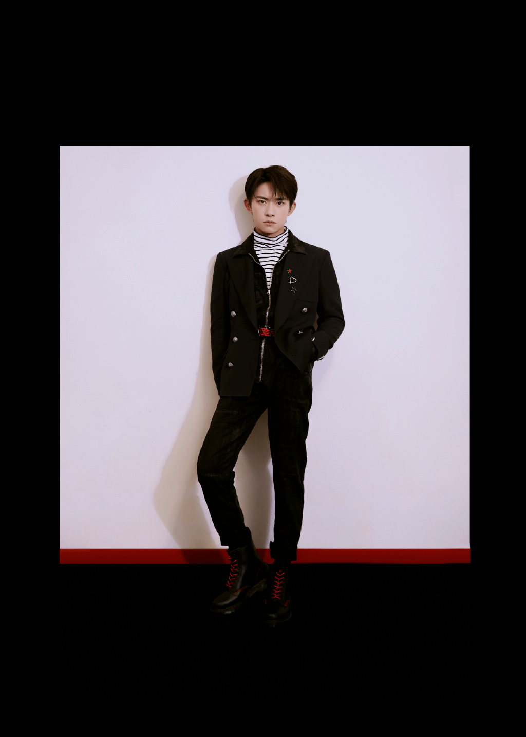 易烊千玺魅力帅气活动照图片