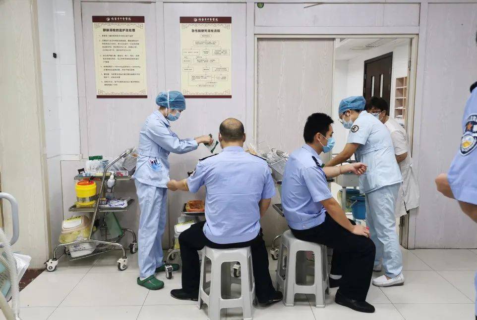 诸暨法院开庭14名被告穿防护服受审