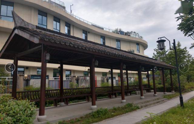 滨江廊亭,等你来题词