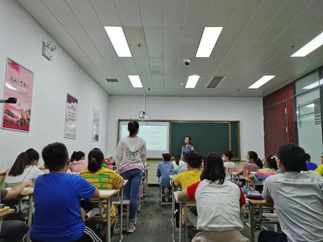 特殊时期,爸爸妈妈们不能随班听课,看不到孩子们认真学习的背影.