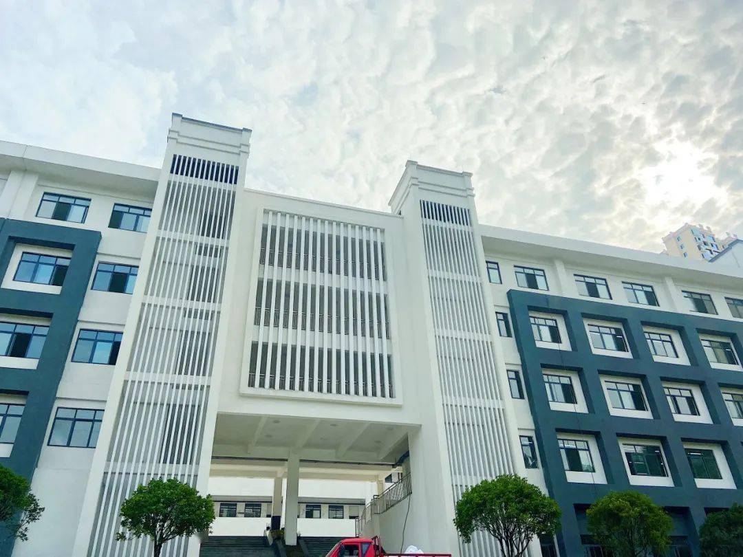 开阳县第三中学新校区来了校园环境优美设施完善全封闭式管理打造现代