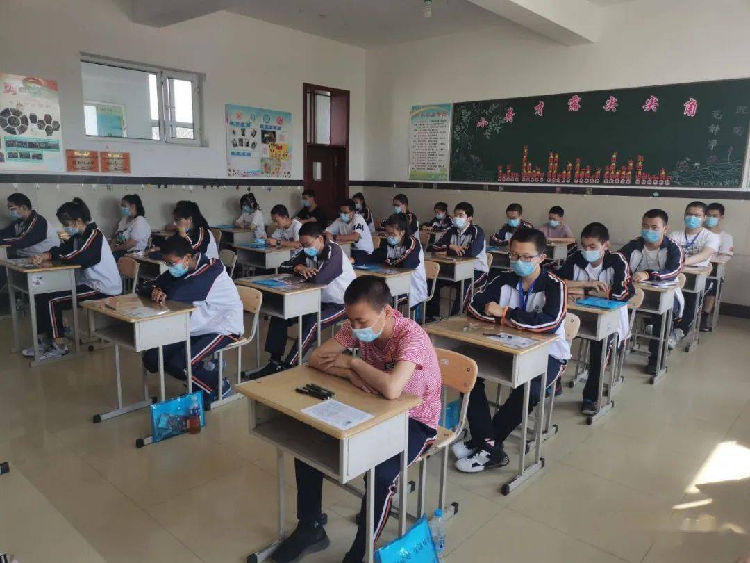 大兴农场有限公司学校校医张兴红说:"在校门口(检测),我们如果发现有