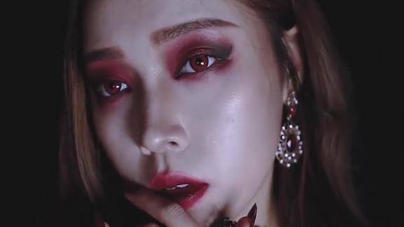 小姐姐素颜还可以化个吸血鬼女王妆后真的太惊艳了