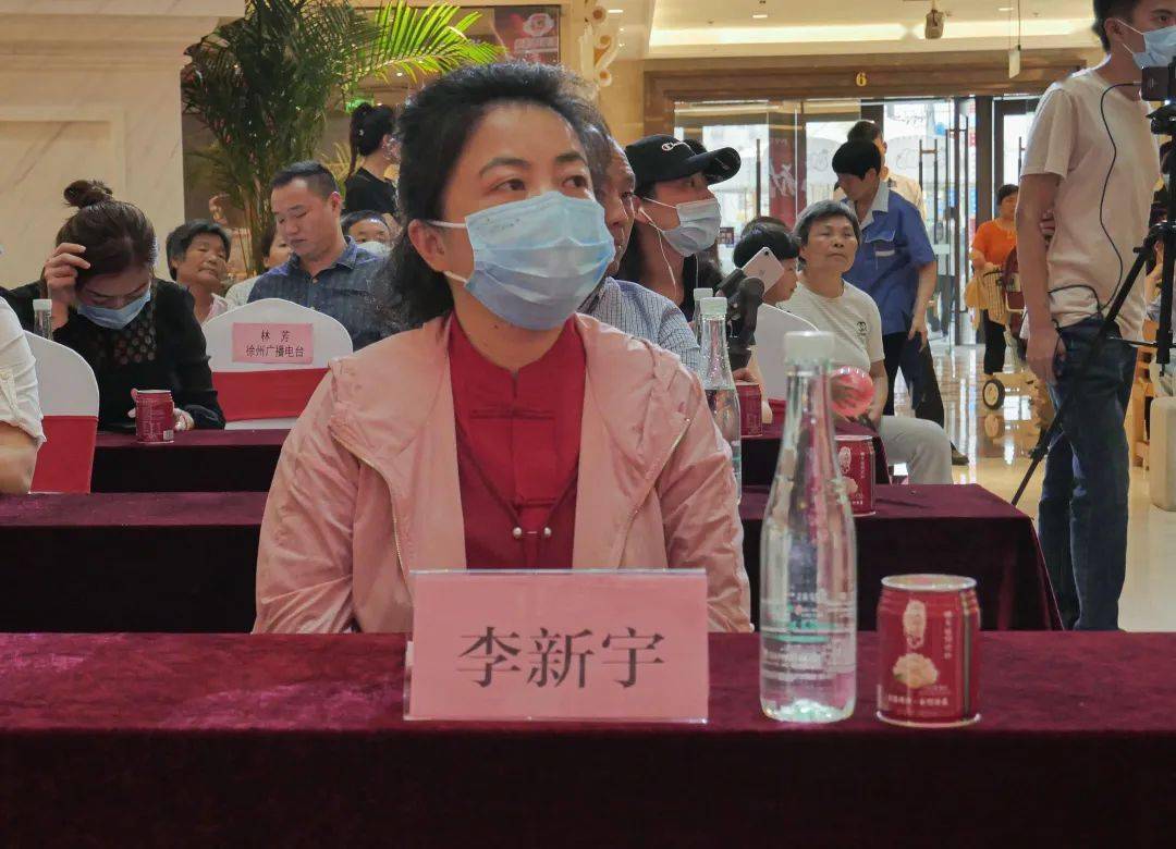 徐州市烹饪协会会长苏化友先生主持启动仪式徐州市商务局副局长李新宇