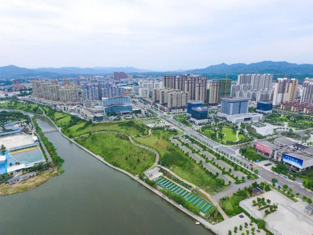 一组图片带你领略月亮湾的过去和现在
