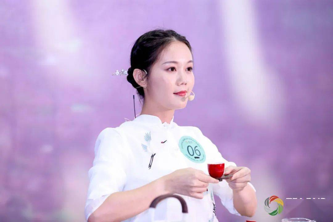 陈乐煌苏青青蔡鑫颖赵卫欣孙丹宁选手们专注手中的那杯茶,一双纤纤素