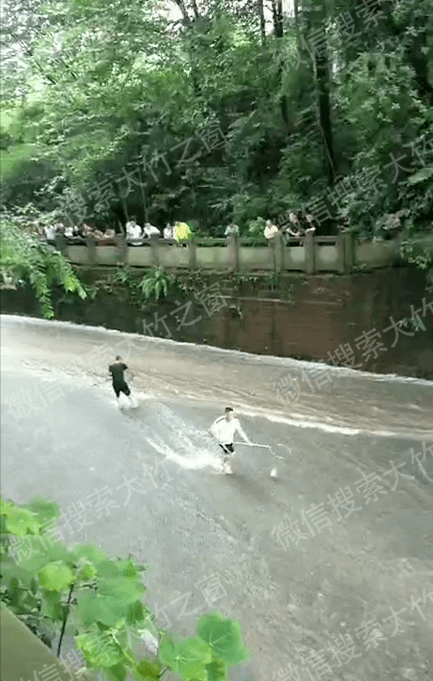 今早大竹乌木水库泄洪十年一遇