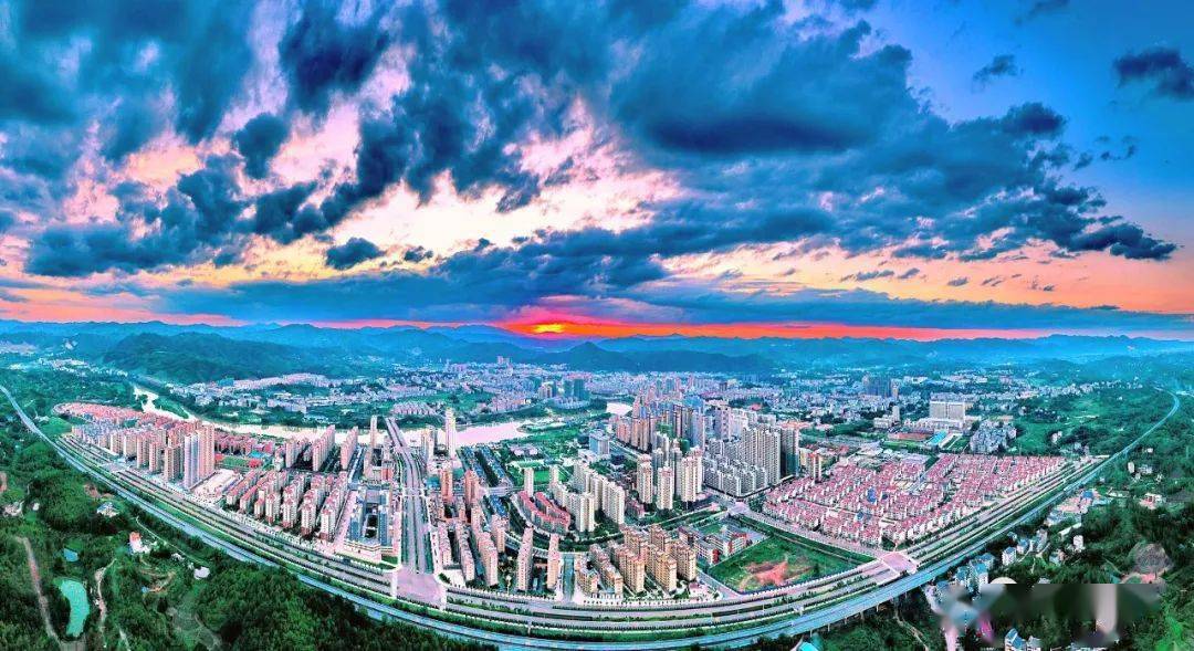 一组图片带你领略月亮湾的过去和现在