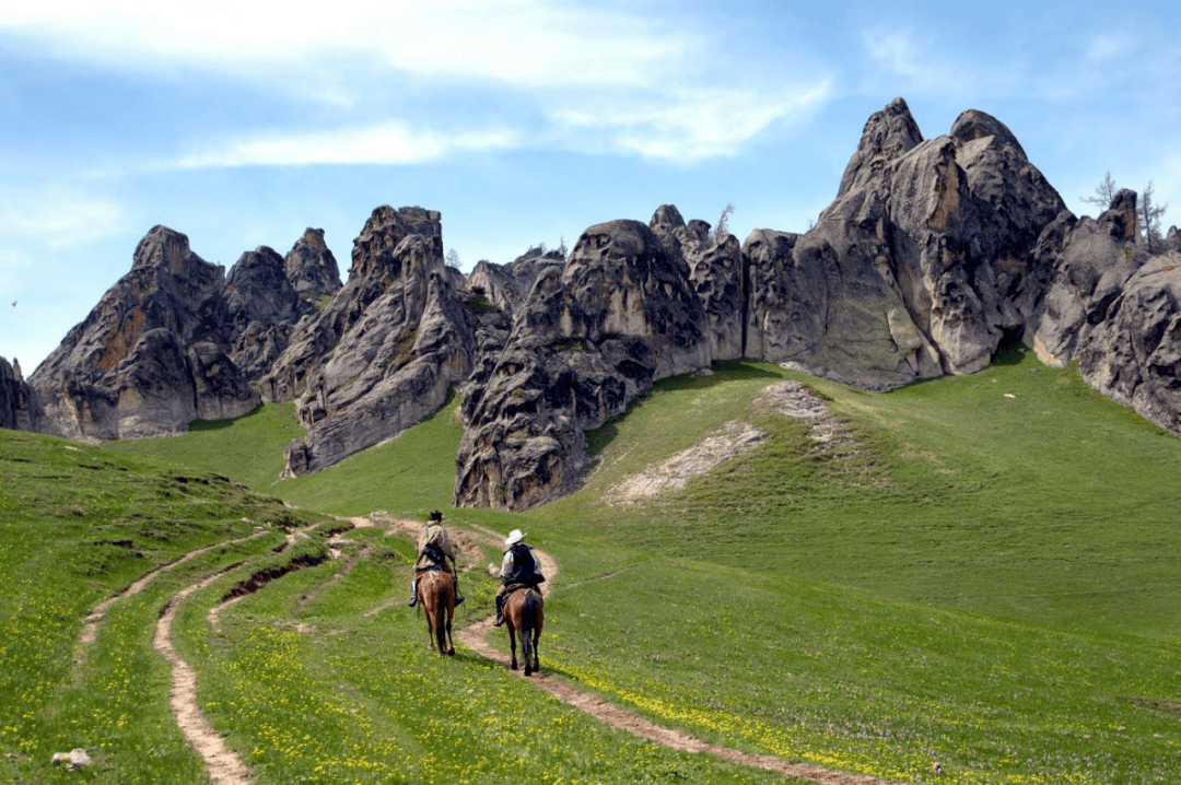 马背探路,与专员同行:骑阿勒泰马,走黄金马道,看空中花园