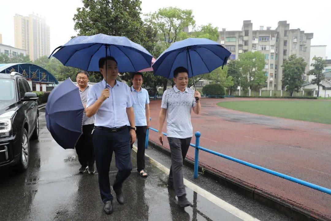 楊超到陸城城區市外國語學校和陸城一中等兩個考點檢查考前準備工作