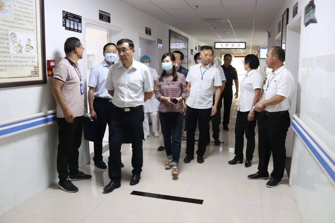中医医疗管理处副处长蒋仕丽,州卫健委党组书记韦超等一行到我院调研