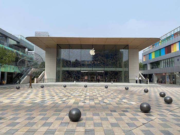 apple三里屯店是apple在中国的第一家零售店,在12年前由最初的52名