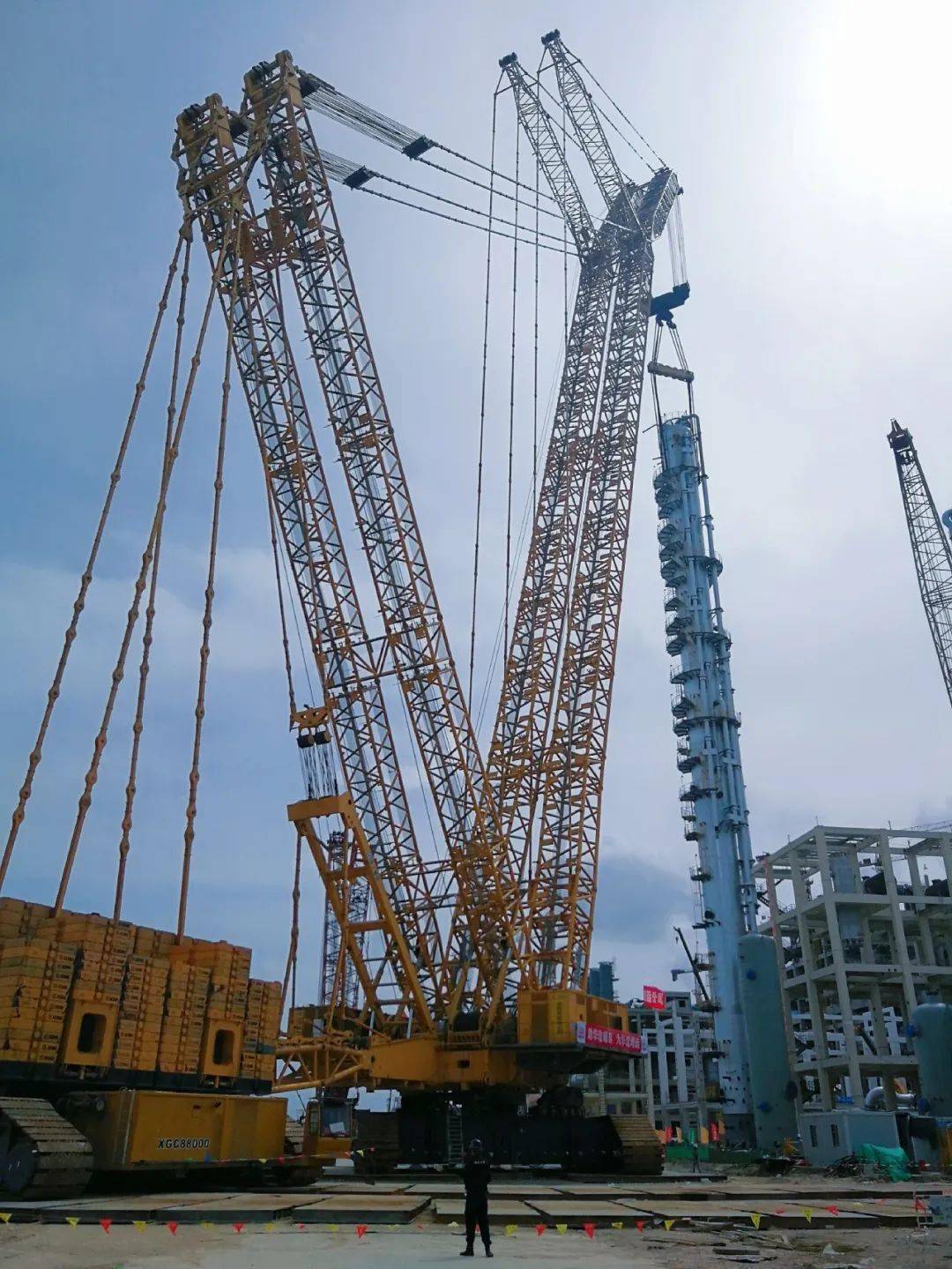 中石化起运4000吨级履带起重机广西华谊圆满首吊!