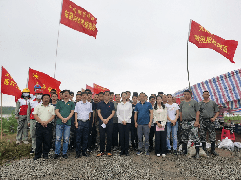 陳立一行在詳細瞭解洪湖市的最新災情後,實地調研了新灘鎮青年突擊隊