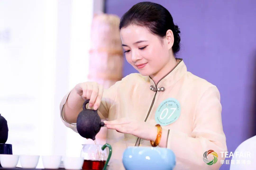 余世萍陈乐煌苏青青蔡鑫颖赵卫欣孙丹宁选手们专注手中的那杯茶,一双