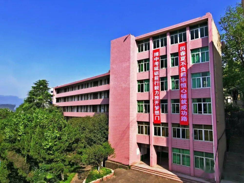 中考拍了拍你长汀二中九年级教师团队为学子温馨送考