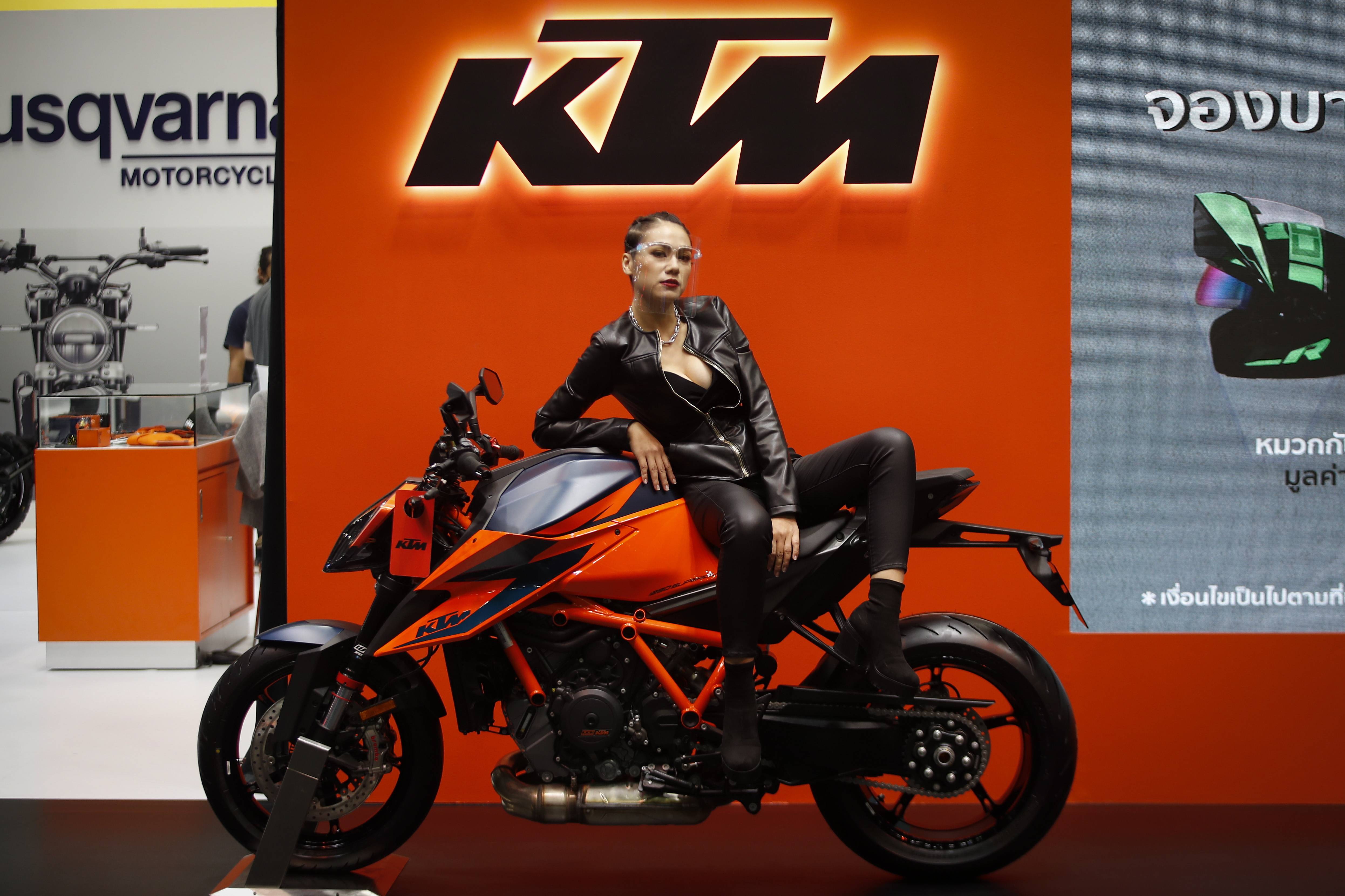 7月17日,模特在泰国曼谷举行的第41届曼谷国际车展上展示一辆ktm摩托