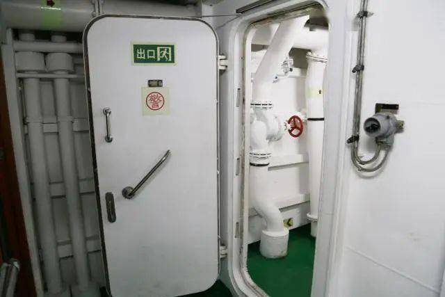 解放军舰艇舱室自动关闭防火门(来源:解放军新闻传播中心)