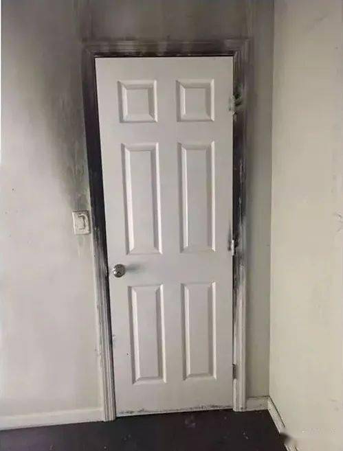 民宅发生火灾,烧出"阴阳门"