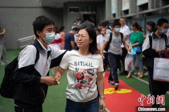 太原初三学生离校准备中考 与老师泪别依依不舍