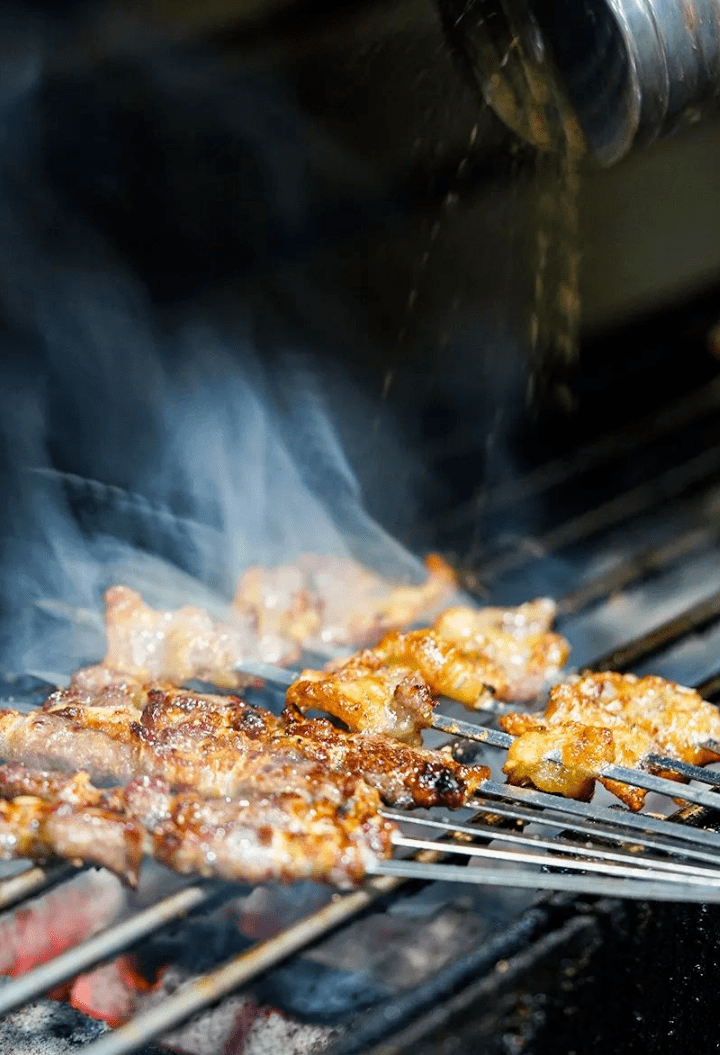 人均不到30的「树棍烧烤」,组团去打卡!