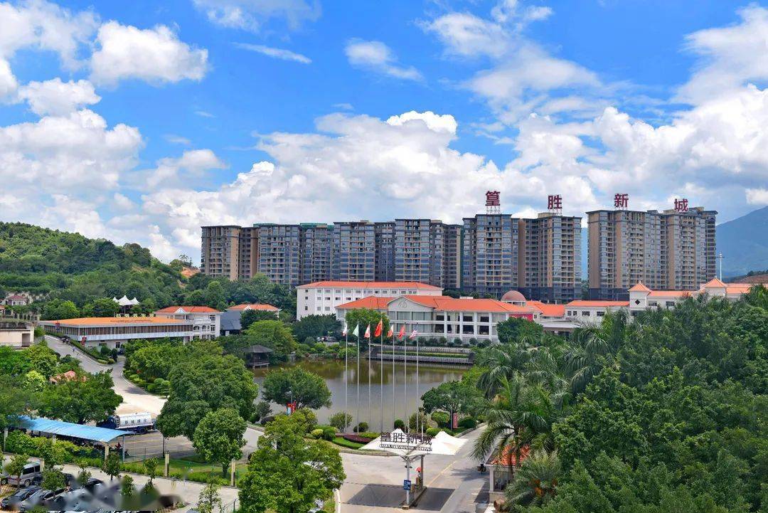 怎么回事最近很多摄影师摄影家都围着佛冈篁胜新城拍拍拍