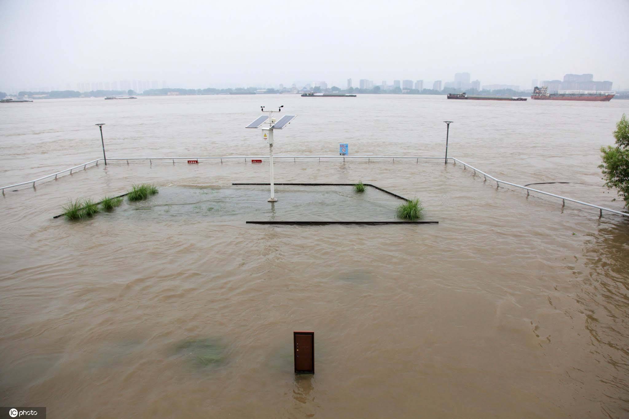 长江南京段水位红色预警涨至10.26米创历史新高