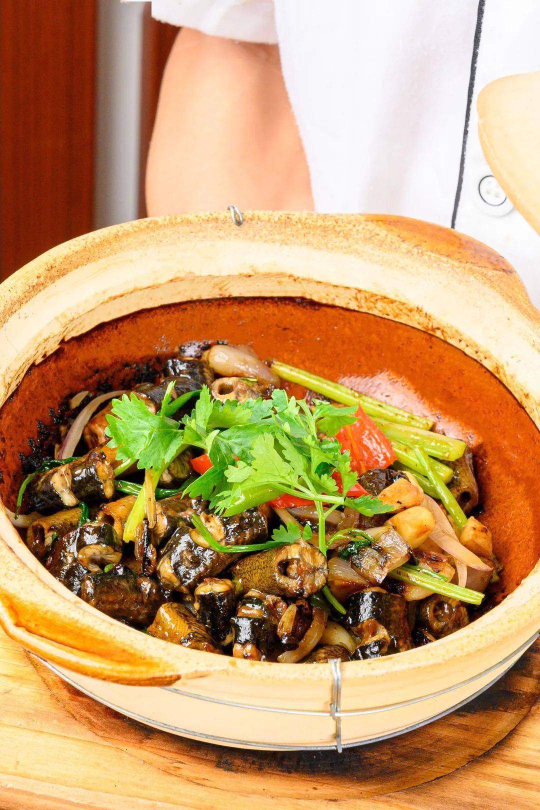 用竹蔗做『猛火啫啫煲』,黄鳝,生蚝,鱼翅.却不敢让男友点菜?