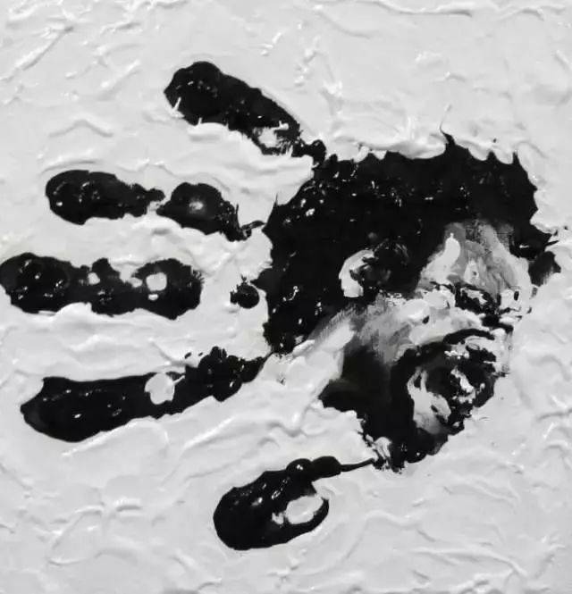 手指蘸丙烯画出充满力量感的素描这个视觉冲击够不够