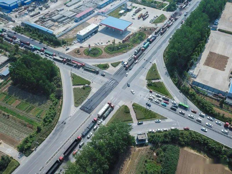 常年行走在g233国道与县城主干道苍山路交汇处的居民发现,近期路口