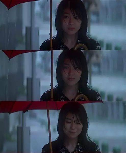 在故事的最后,女孩举着那把红伞在雨中凝望的画面,只一眼一辈子也忘不