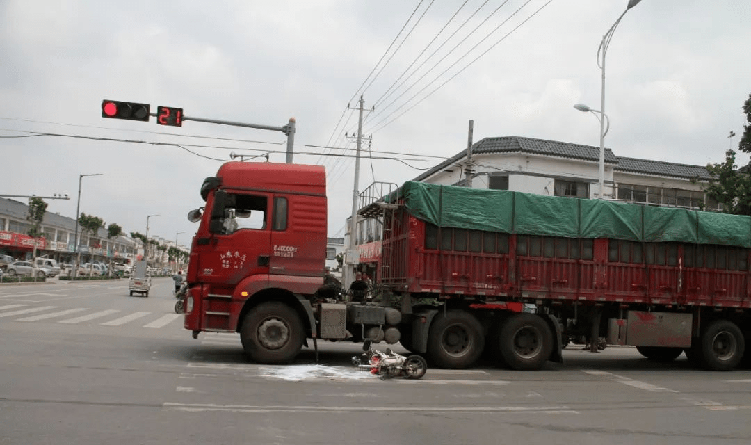 电动车一头撞上大货车!闯黄灯远比你想象中危险 一线微观_事故