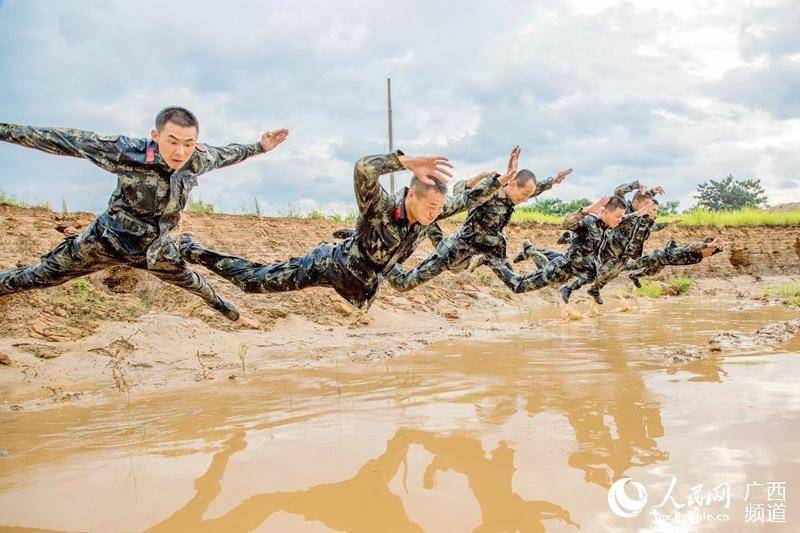 挑战极限!广西武警泥潭中摔擒锤炼硬功