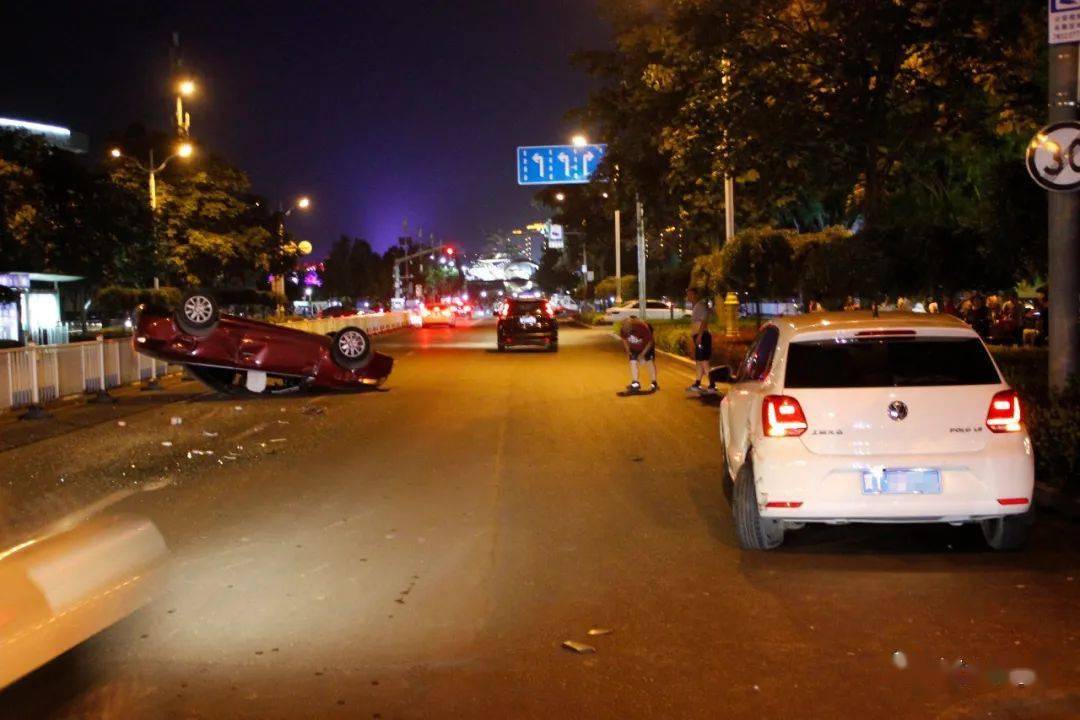 昨晚衡水中心街突发车祸现场一片狼藉男子深夜割腕闹自杀衡水市长暗访