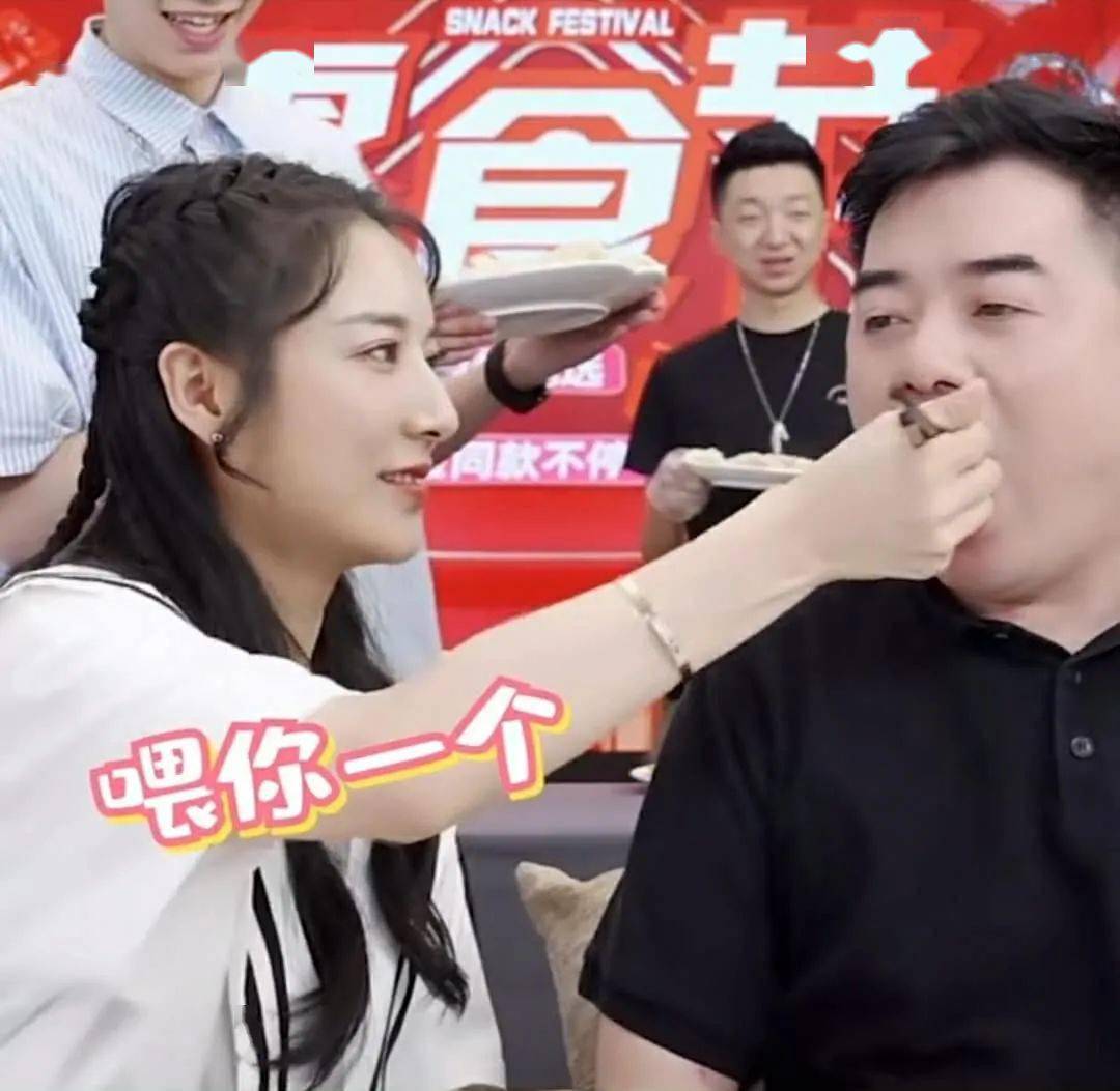 女神人设崩塌薇娅对搭档翻白眼遭对方强吻