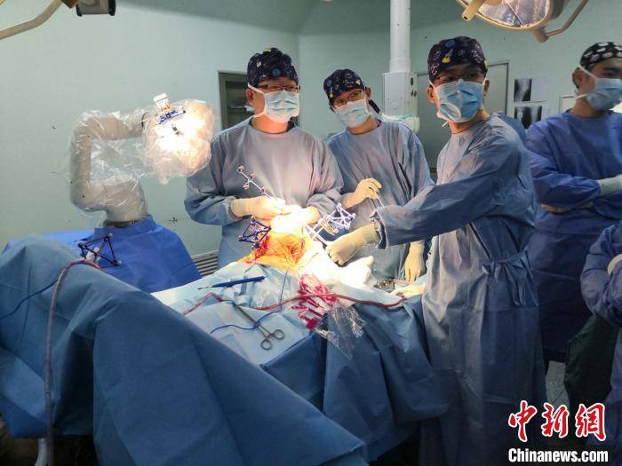 国产关节置换手术机器助力医生高水准完成手术 所有核心部件均国产