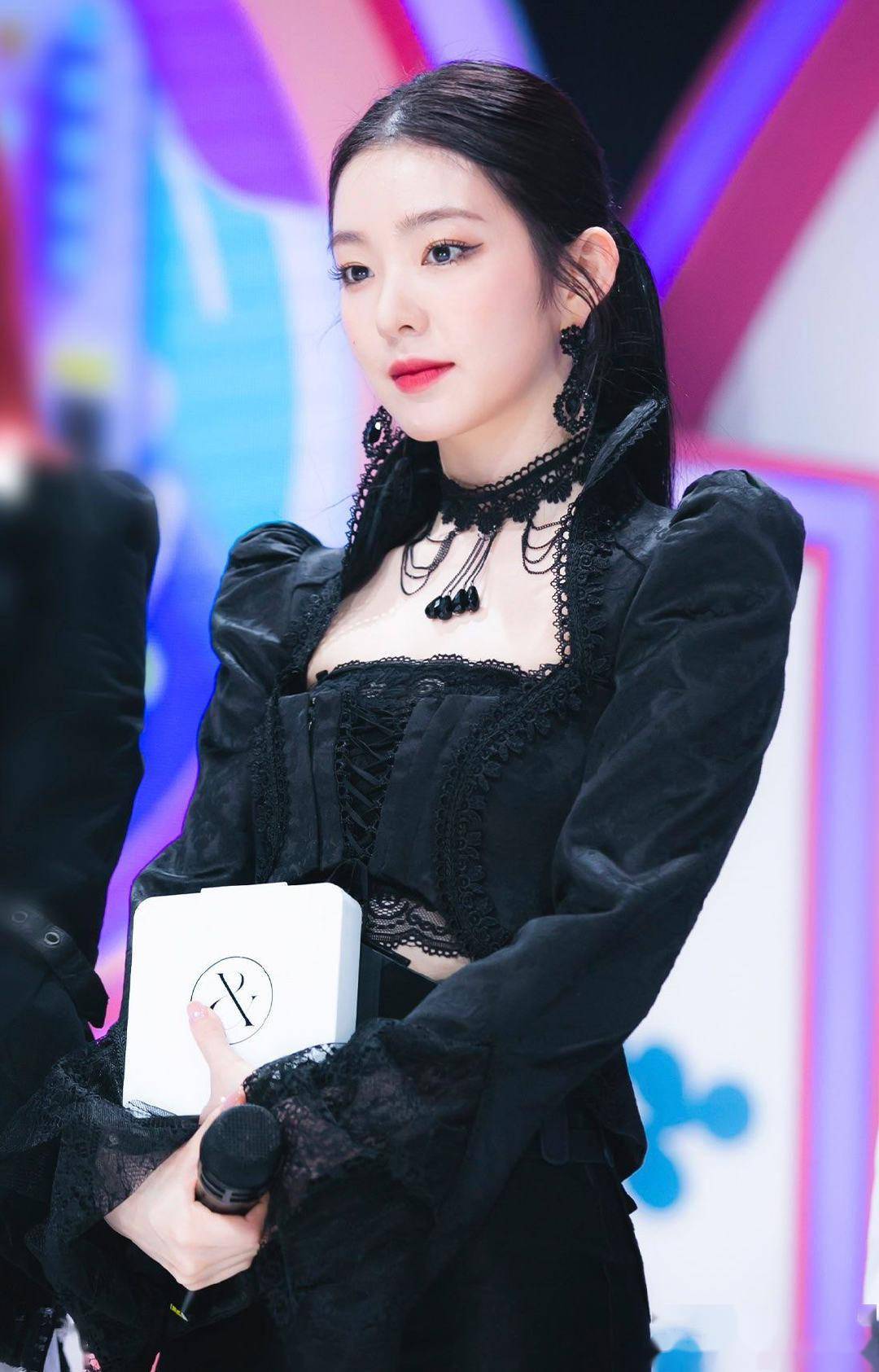 irene《monster》活动造型top2:金发贝雷帽和黑发马尾!