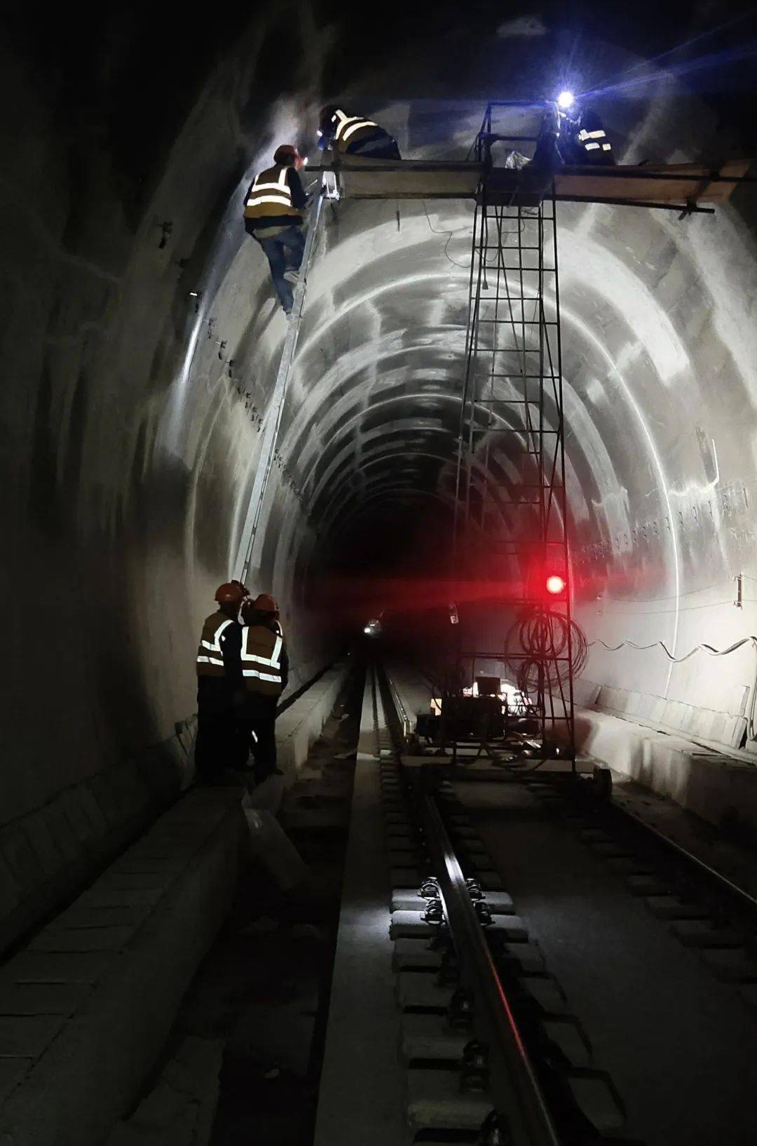 大临项目牵引供电工区接触网三队队长李爱彬_施工