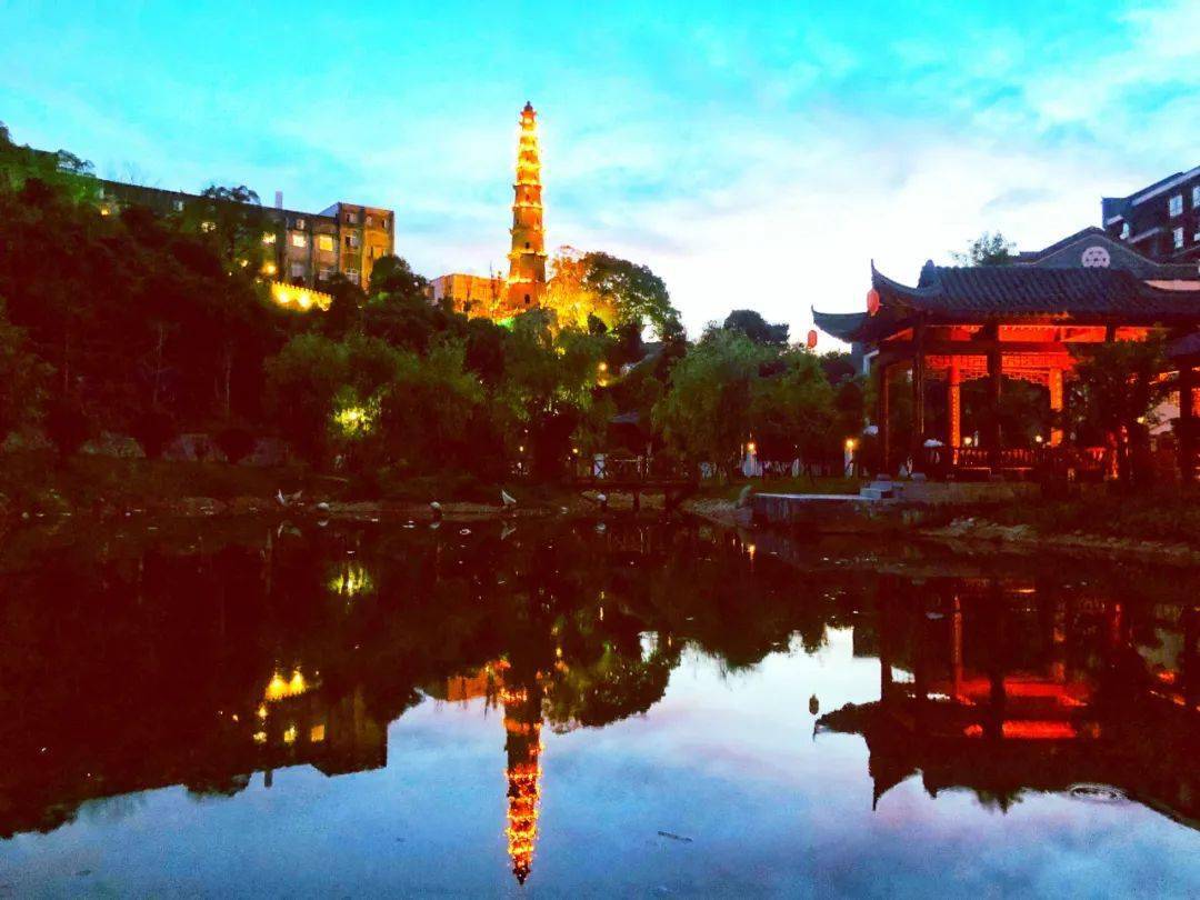 夜幕下的拱辰塔