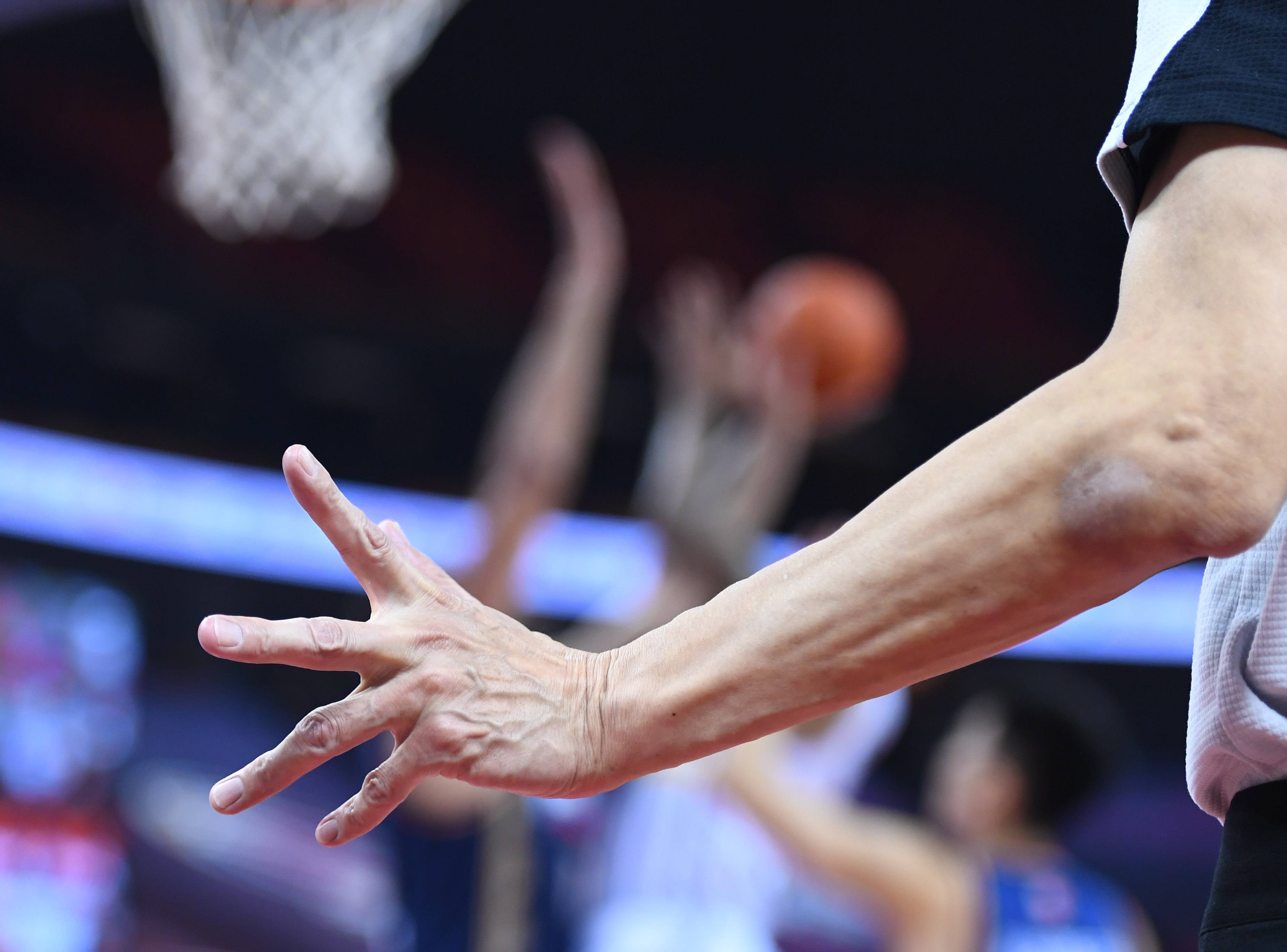 7月21日,主裁判梁斌在比赛中判罚.